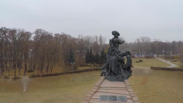 Havadan görünümden Quadcopter anıtın bellekte öldürülen Yahudilerin, Kiev, Ukrayna — Stok video