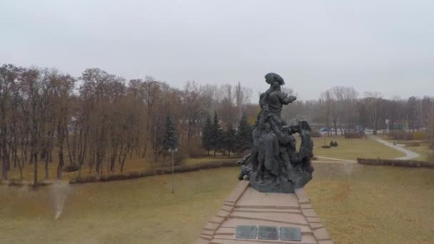 Vista aérea desde Quadcopter de monumento en memoria de los judíos asesinados, Kiev, Ucrania — Vídeos de Stock