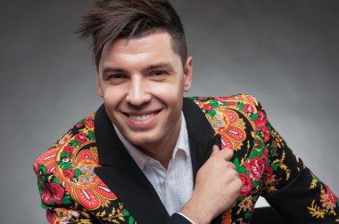 adam saç modeli ile doğrudan kameraya benziyor