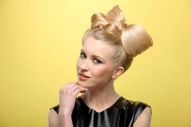 güzel saç modeli ile güzel Bayan