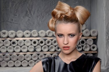 Elegance Bayan sarışın saç modeli ile