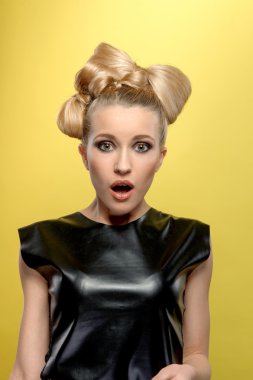 siyah t-shirt genç çekici sarışın