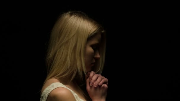 apparition des femmes dans l'obscurité 