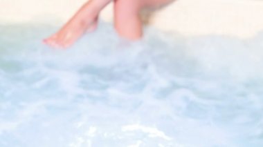 seksi esmer havuzda rahatlatır