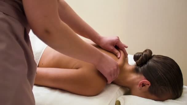 Femme relaxante au spa — Video