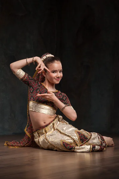 Красива дівчина в традиційному костюмі — стокове фото