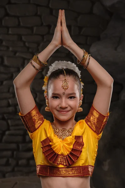 Menina bonita em traje tradicional — Fotografia de Stock