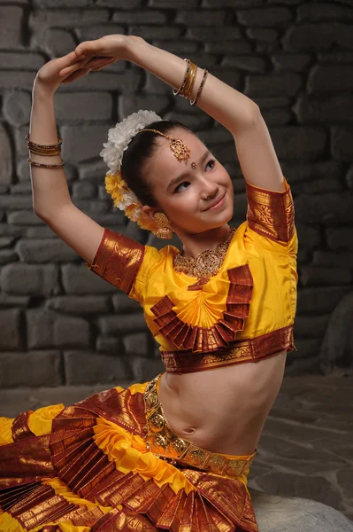 Menina bonita em traje tradicional — Fotografia de Stock