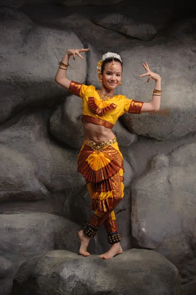 Menina bonita em traje tradicional — Fotografia de Stock