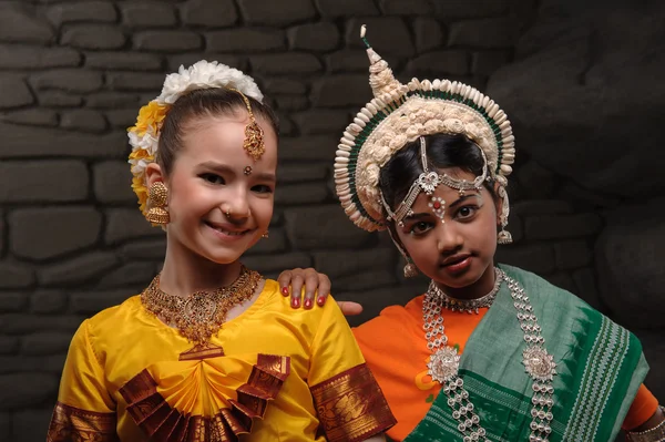 Meninas bonitas em trajes tradicionais — Fotografia de Stock