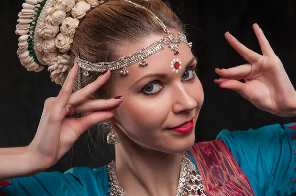 Menina bonita em traje tradicional — Fotografia de Stock