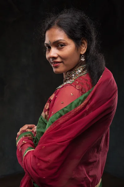 Красивая женщина в традиционном костюме — стоковое фото
