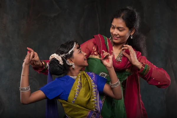 Meninas bonitas em trajes tradicionais — Fotografia de Stock