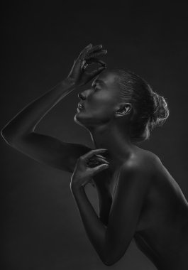 kadın vücudunda yaratıcı kompozisyon