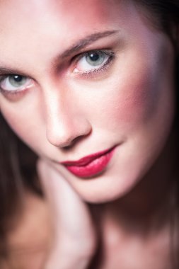 hoş bir yüzü bu güzel hanımla