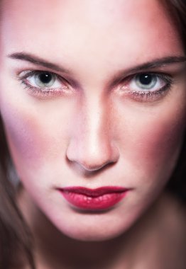 hoş bir yüzü bu güzel hanımla