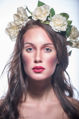 Kız güzel çiçek çelenk