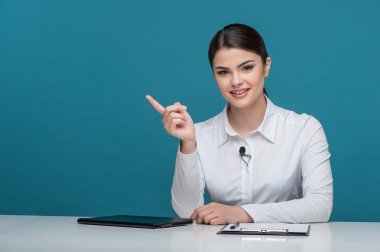 Gülümsemek raporları ile güzel kız tv haber spikeri 
