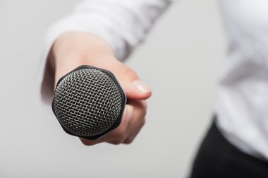 mikrofon tutuşu kız tv gazeteci tarafından derler