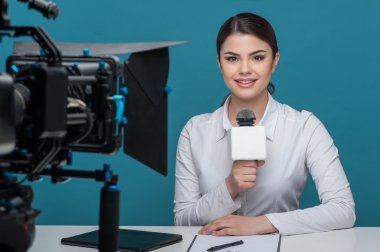 Gülümsemek raporları ile güzel kız tv haber spikeri