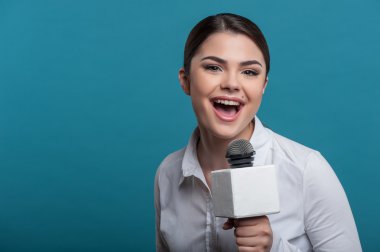 Güzel kız Tv gazeteci güzel gülümseme ile raporlama