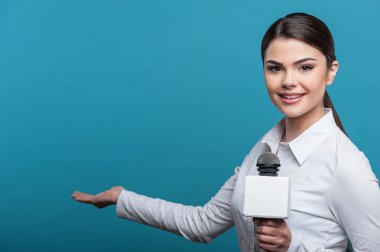 Güzel kız Tv gazeteci güzel gülümseme ile raporlama