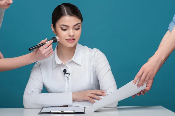 Hübsches Mädchen TV-Nachrichtensprecher bereitet sich auf die Berichterstattung — Stockfoto