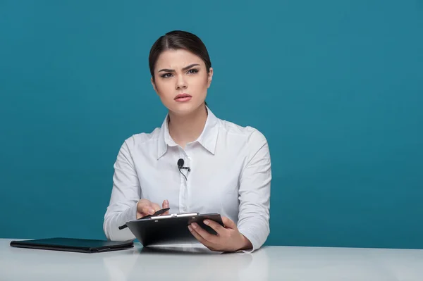 Mooi meisje tv nieuwslezer verslagen houden notebook — Stockfoto