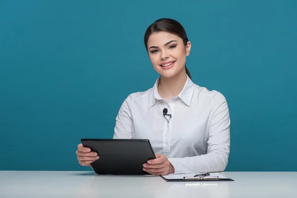 Schöne Mädchen tv Nachrichtensprecher berichtet mit hübschem Lächeln — Stockfoto