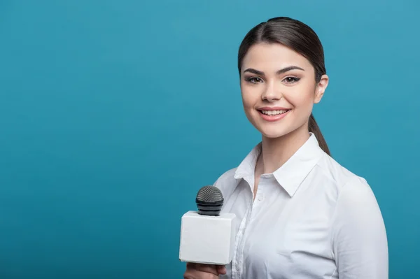 Hermosa chica periodista de televisión con sonrisa bonita está informando — Foto de Stock