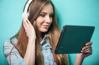 Neşeli Hipster ve kadın ile kulaklık ipad