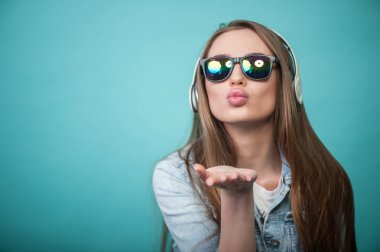 Neşeli Hipster kadın gözlük ve kulaklık ile