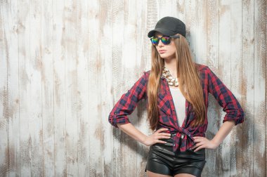 Şapka ve gözlük güzel hipster kadınla
