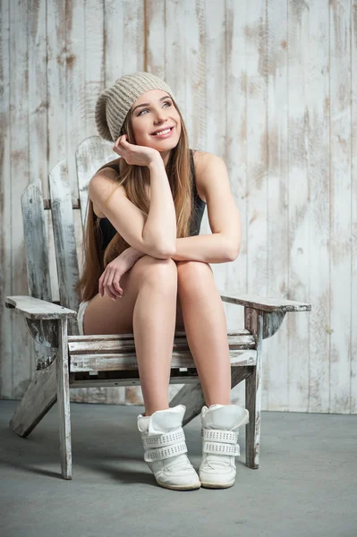 Schöne Hipster-Frau sitzt auf dem Stuhl — Stockfoto