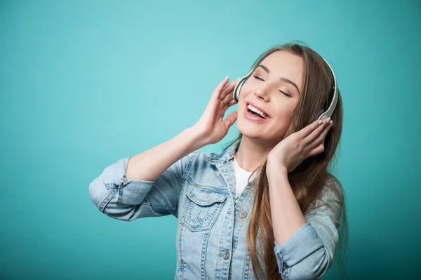 Alegre Hipster mujer está usando auriculares y escuchar música — Foto de Stock