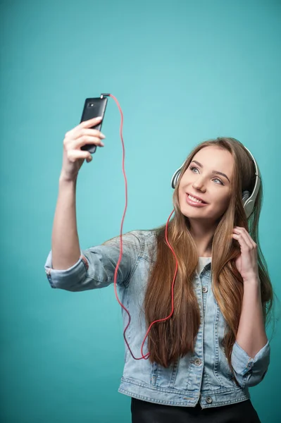 Femme gaie Hipster avec écouteurs et téléphone portable — Photo