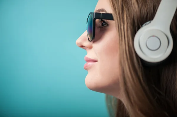 Mujer Hipster alegre con auriculares y gafas — Foto de Stock