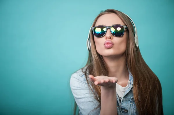 Mulher alegre Hipster com fones de ouvido e óculos — Fotografia de Stock