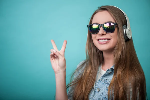 Mulher alegre Hipster com fones de ouvido e óculos — Fotografia de Stock