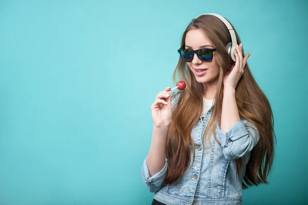 Mulher alegre Hipster com fones de ouvido e doces — Fotografia de Stock