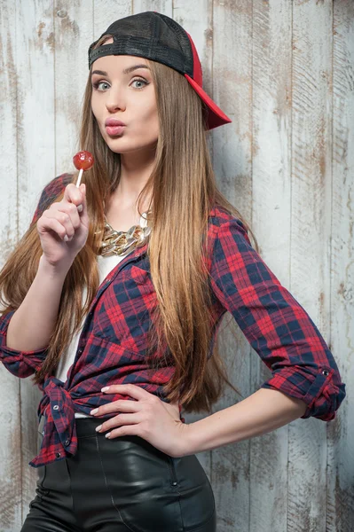 Mujer Hipster alegre con sombrero y dulces — Foto de Stock