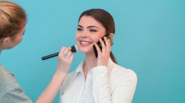 Güzel kız tv haber spikeri raporlama için hazırlanıyor