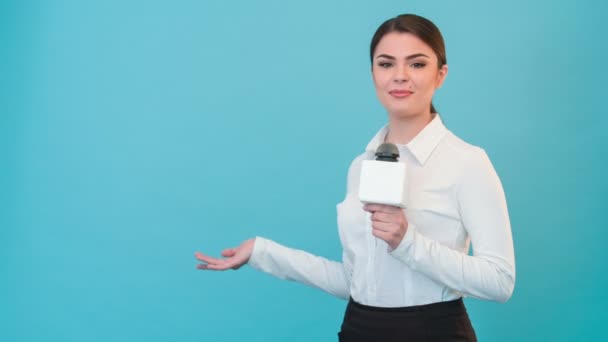 Beautiful girl TV journalist with pretty smile is reporting — Stock Video