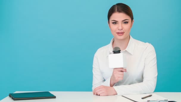 Menina bonita tv newscaster com relatórios sorriso bonito — Vídeo de Stock