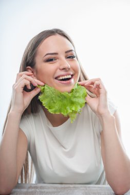 Güzel sağlıklı kız salata ile oturuyor