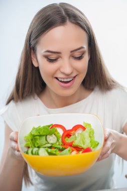 Genç ve güzel kadın sağlıklı yemek yemek için hazırlanıyor