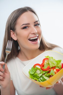 Güzel genç kız yemek yemeye hazırlanıyor