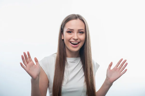 Menina bonita está compartilhando seu humor positivo — Fotografia de Stock