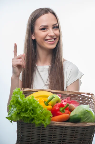 Joyeux jeune femme aux légumes et fruits — Photo