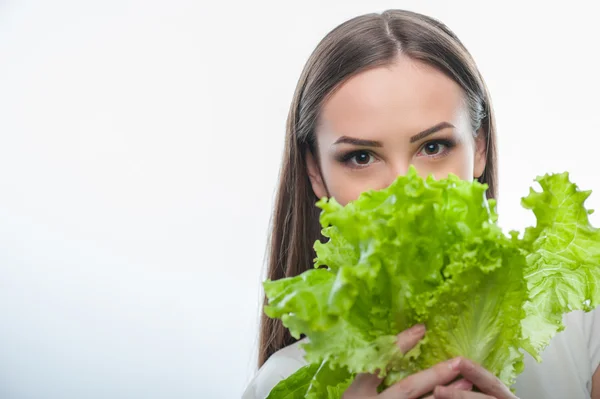 Schöne gesunde Mädchen steht mit grünem Salat — Stockfoto